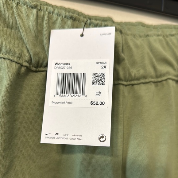 Nike Women's Green Shorts 2X NWT - Picture 2 of 3